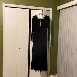 Maxi black dress, NWT, large with two hip pockets